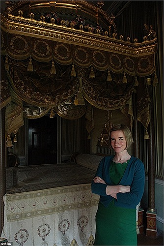 Lucy Worsley tỏ ra thích thú khi lần đầu tiên mục sở thị phòng ngủ tuyệt đẹp của các Nữ hoàng Anh