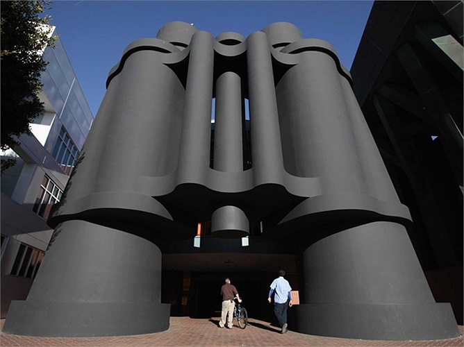 Chiếc ống nhòm khổng lồ ở cổng vào 'đại bản doanh' Google tại Venice Beach, Los Angeles