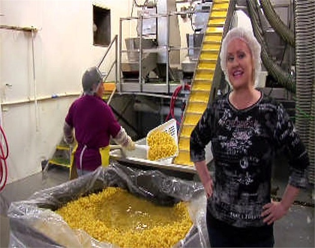 Đến thời điểm này, người ta vẫn chưa tách hột khỏi quả anh đào để đảm bảo chúng vẫn còn nguyên trái.