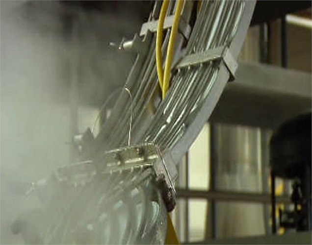 Công đoạn dập nắp lọ.