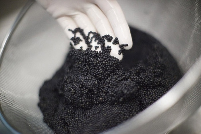 Nguyên liệu làm trứng cá muối là các bọc trứng cá không thụ tinh. Loại trứng này có thể lấy từ vài loài cá khác nhau nhưng món trứng cá muối hay được nhắc tới thì lấy từ trứng của loài cá tầm hoang dã sống ở biển Capsi. Những nước có phần lãnh thổ ti