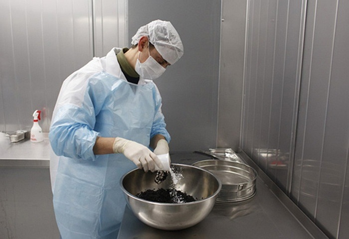 Trong giai đoạn cuối, người ta rắc muối vào trứng cá.