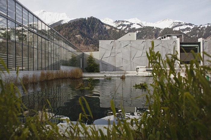 Trang trại có tên Tropenhaus do ông Peter Hufschmeid vận hành. Ông Peter là người đưa ra sáng kiến biến dòng nước ấm từ đường hầm xe lửa nằm dưới dãy núi Bernese Alps. Đó là câu chuyện từ một dự án xây dựng đường sắt Alpine từ một thập kỷ trước. K