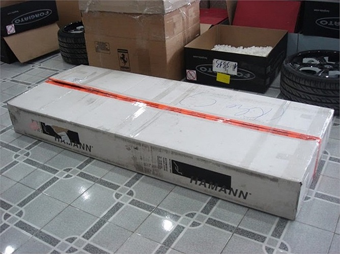 Bộ phụ kiện bao gồm cản trước, cản sau, ốp sườn, cánh gió được nhập chính hãng từ Đức.