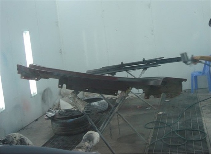 Các phụ kiện sau đó được sơn carbon.