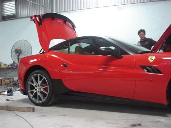 Những phần sơn màu đen bao gồm nóc xe, tay nắm cửa, 2 lườn, hốc gió vè trước. Ngoài ra, siêu xe còn được phủ một lớp nano bảo vệ nên màu sắc bóng và tươi hơn.