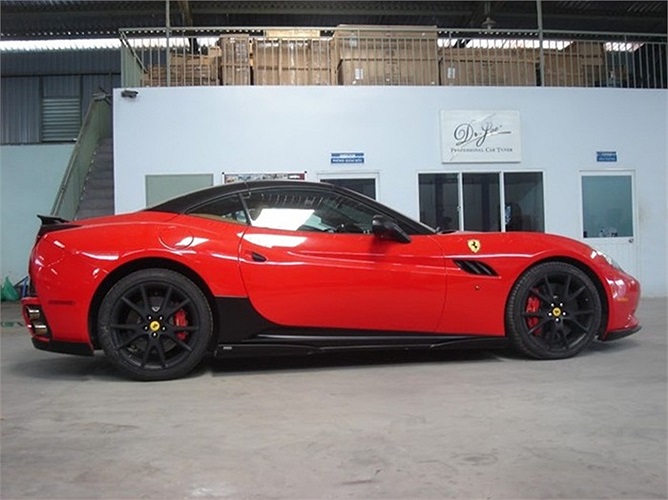 Siêu xe Ferrari California của đại gia 8X Đỗ Bình Dương - chồng người mẫu Ngọc Thạch thuộc đời 2010. Đây cũng chính là chiếc Ferrari California thứ ba tại Việt Nam.