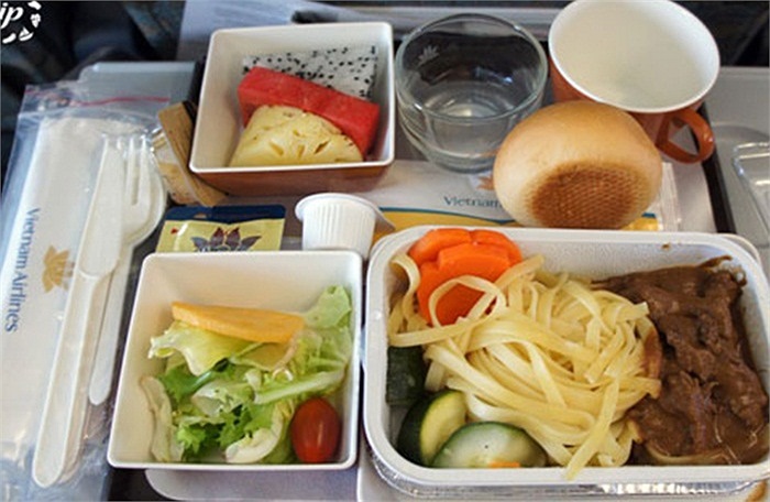 Vietnam Airlines có công ty cung cấp suất ăn riêng là công ty cổ phần suất ăn hàng không Nội Bài. Những suất ăn của Vietnam Airlines khá đa dạng, phục vụ cả yêu cầu cá nhân của hành khách. Đây là suất ăn trên khoang hạng phổ thông - chặng bay quốc tế