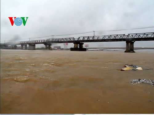 Sông Thái Bình, đoạn chảy qua cầu Phú Lương, nước đang dâng cao