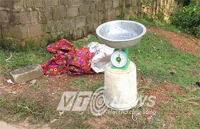 Thông qua chiếc cân đặt trên vệ đường, người bán sẽ biết đây là địa điểm nhận mua đỉa