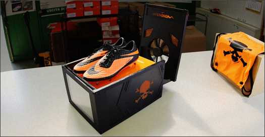 Đôi Hypervenom được cân đo đong đếm từ chính bàn chân của Rooney. 