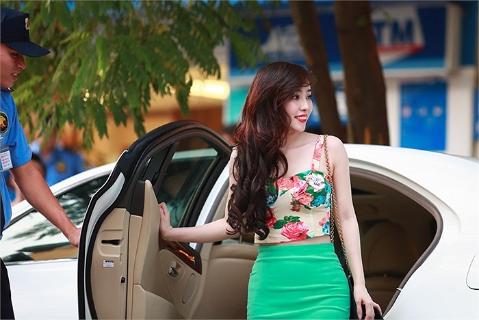 Theo tiết lộ, thì chiếc xe mới này của Quỳnh Nga có giá lên đến 5 tỷ.