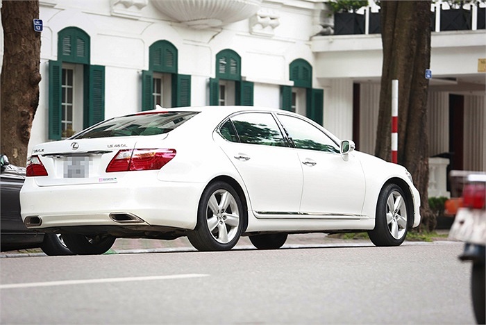 Cùng ngắm những hình ảnh rặng rỡ của Quỳnh Nga bên chiếc xe sang mới tậu: