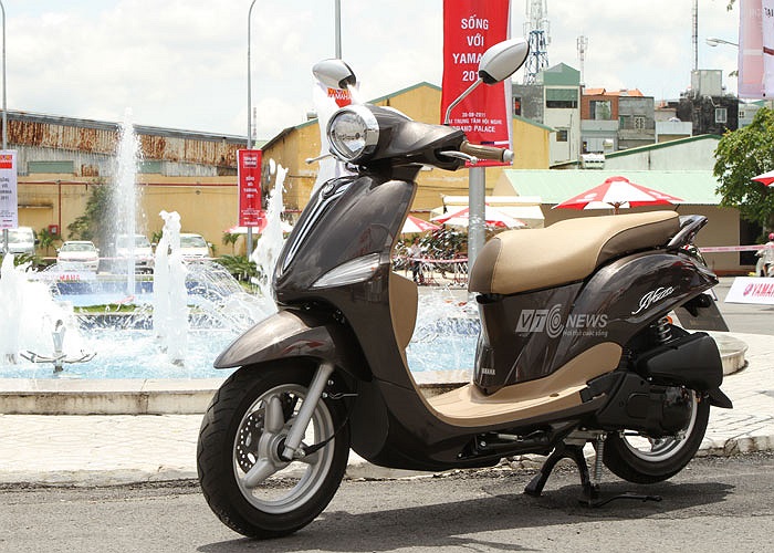 Xe có thiết kế mềm mại với đèn pha hình oval, mặt nạ sổ dọc cùng nhiều đường cong.