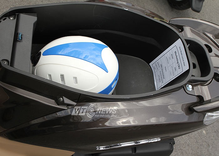 Độ cao yên 755 mm, khoảng sáng gầm 115 mm. 