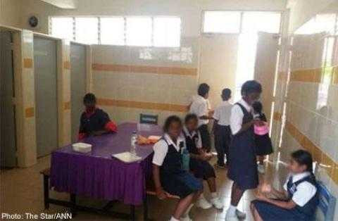 học sinh ăn trưa ở nhà vệ sinh