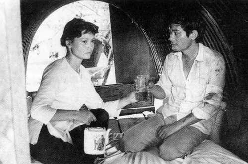 cô gái trên sông