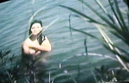 cô gái trên sông