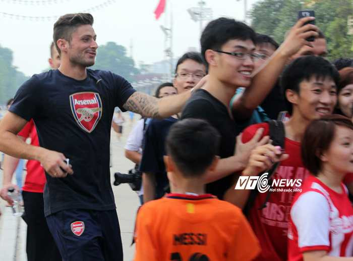 Giroud vui cùng cổ động viên
