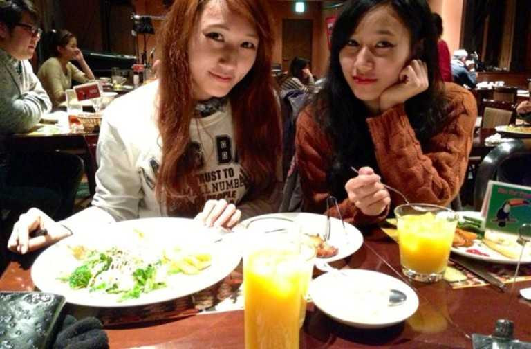 Mai Nhi (bên trái) là chị và Linh Nhi (bên phải).