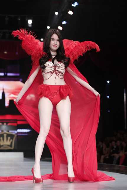 Ngọc Trinh diễn nội y trong Đêm hội chân dài 