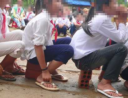 Cắt dép học sinh, thầy giáo bị kỷ luật