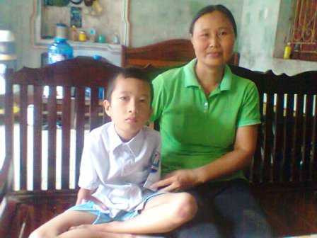  Em Hưng cùng mẹ.