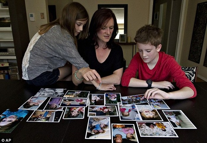 'Bé gái' Wren Kauffman, 11 tuổi, ngụ tại Canada, đã gây sửng sốt cho thầy cô, bạn bè sau một thời gian quay lại trường với vẻ ngoài là một cậu bé. Trong ảnh là Wren (áo đỏ) cùng mẹ và em gái.