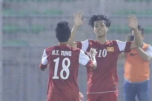 Công Phượng lập hattrick