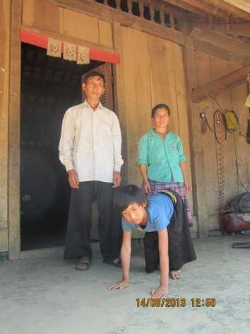 Lầu A Sáng và bố mẹ trước căn nhà của mình.