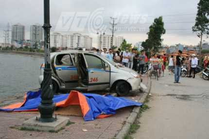 chiếc taxi được vợt lên sau gần 20 ngày nằm dưới lòng hồ