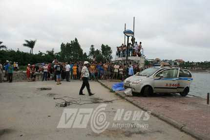 chiếc taxi được vợt lên sau gần 20 ngày nằm dưới lòng hồ