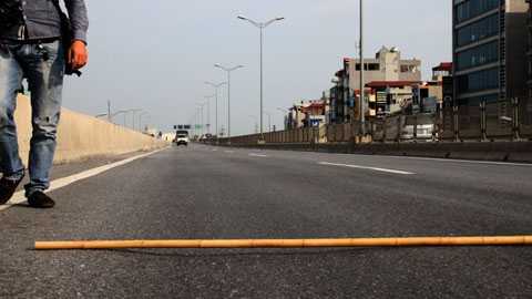 Bộ Giao thông vận tải thừa nhận, mặt đường vành đai 3 bị lún là do các xe quá tải thường xuyên lưu thông qua đây (Ảnh: Internet)