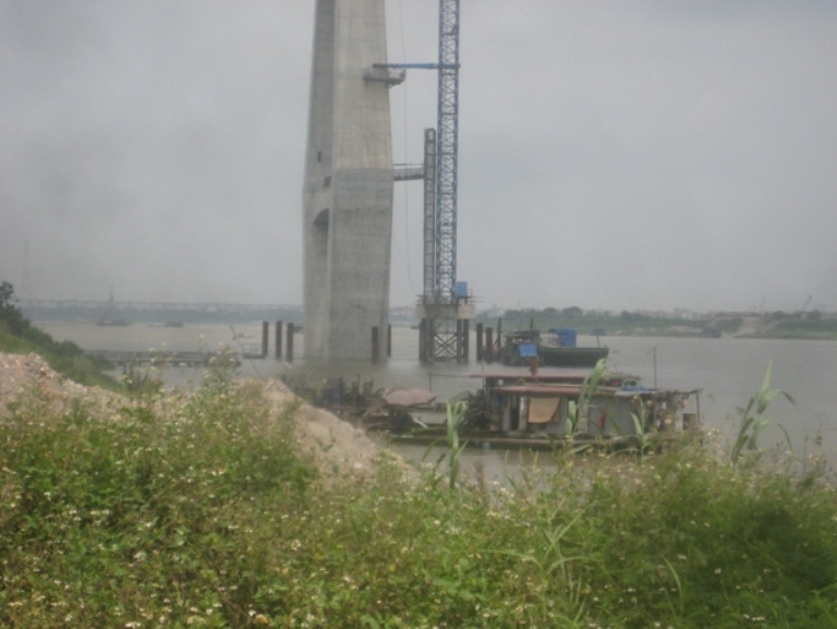 khai thác cát ở chân cầu Nhật Tân