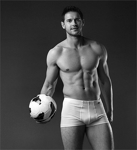 Cầu thủ chạy cánh của West Ham mạnh dạn khoe thân trên tạp chí nổi tiếng dành cho giới gay Attitude