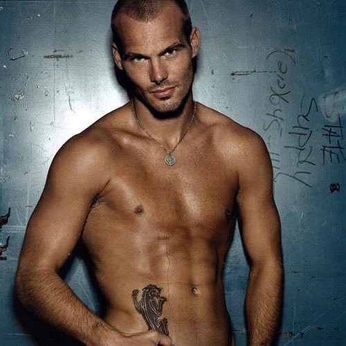 Thậm chí, một cầu thủ đậm chất dân chơi như Ljungberg cũng không bị bỏ qua