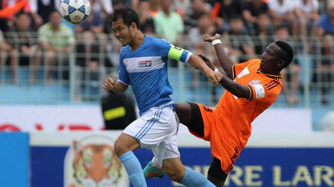 Trung vệ Lưu Ngọc Hùng (trái)