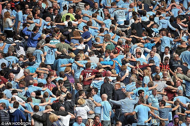 Có nhiều so sánh cho rằng các Fan MU không nhiệt tình và thiếu bản sắc nếu đặt cạnh CĐV Man City