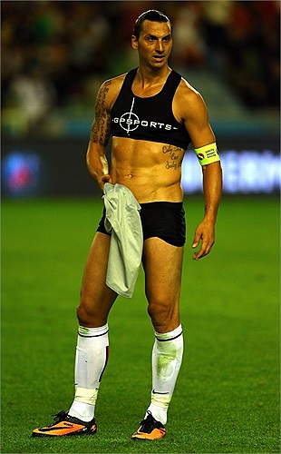 Hình ảnh Ibra cởi đồ trong trận giao hữu giữa PSG và Real Madrid ngày 27/7