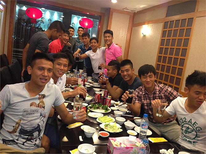 Các cầu thủ Việt Nam đã có một buổi tiệc nhẹ trước khi lên đường sang Hungary tập huấn.