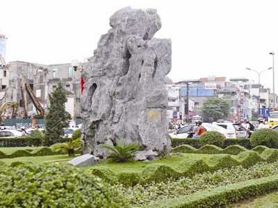 Khối đá khắc chữ đánh dấu Đàn Xã Tắc.