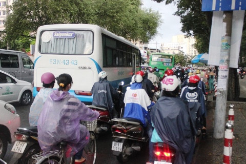 TP.HCM, Nguyễn Thị Minh Khai, Quận 1, cây xanh ngã, đè xe taxi, du khách nước ngoài