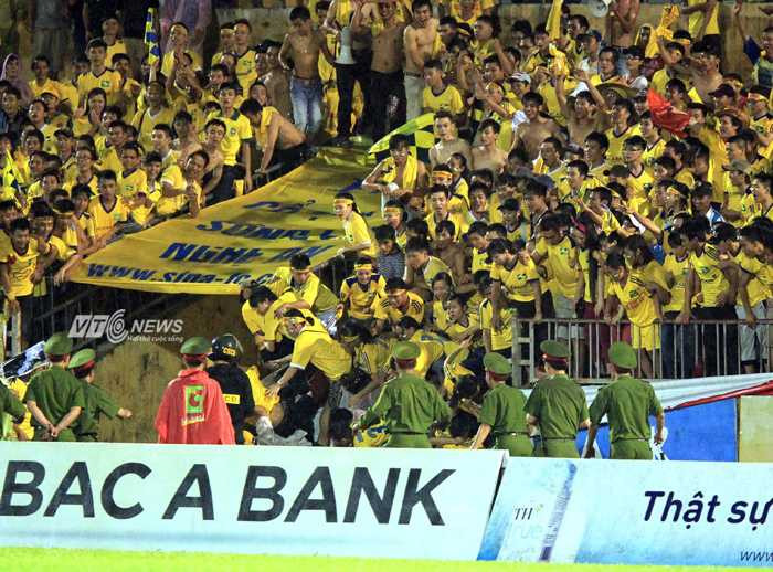 Công Vinh rơi nước mắt