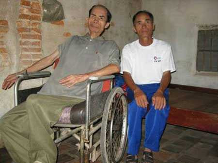 Ông Quang (bên phải) và người em trai bị tàn tật không có khả năng lao động.