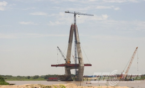 Dự án cầu Nhật Tân đang bị chậm tiến độ