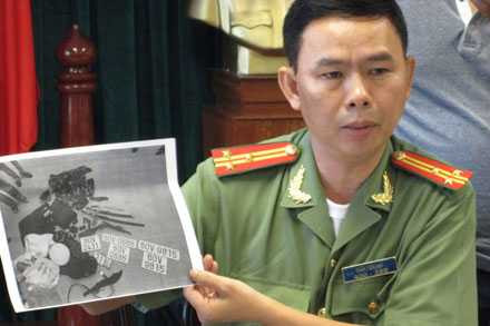 Sau khi mang trong mình 5 lệnh truy nã, Điệp đã làm nhiều giấy tờ giả, “ẩn thân” trong lốt quân nhân và luôn mang theo mình nhiều “hàng nóng” để hoạt động.