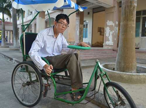 Bảo trên chiếc xe lăn đến trường