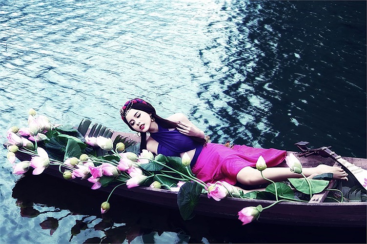 Trước khi trở thành một DJ chuyên nghiệp, Myno đã ít nhiều được biết đến là một mẫu ảnh đầy cá tính.