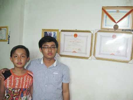 Em Sơn Hùng Phong cùng em trai bên bảng thành tích