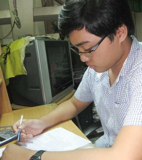 Em Hùng Phong chuẩn bị cho kỳ thi đại học.